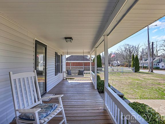 4th image of 606 Ridge St