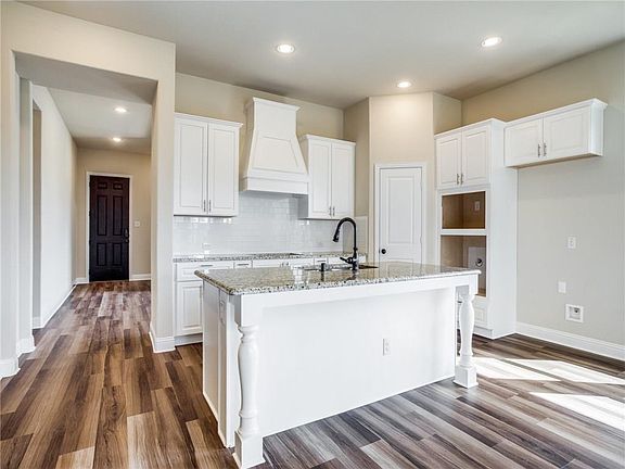 4th image of 1601 Canals Dr
