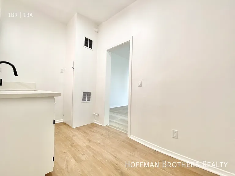 412 S Burlington Ave #416 — Photo 7