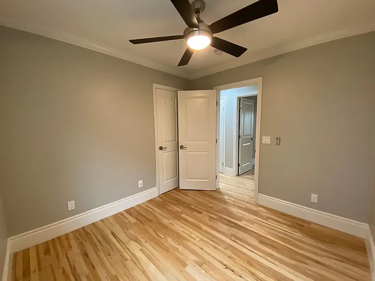AC! In Unit Washer & Dryer! Reserved Onsite Parking! Downstairs Home! — Photo 9