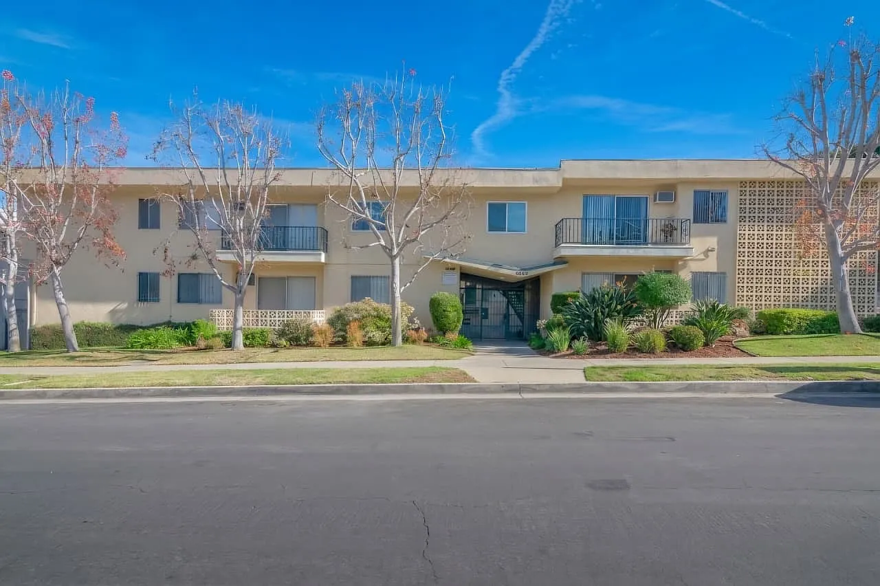 2 bed, 900 sqft, $2,095 — Photo 1