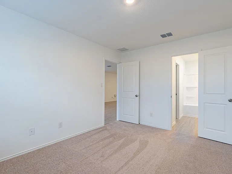 240 Sambre St — Photo 8