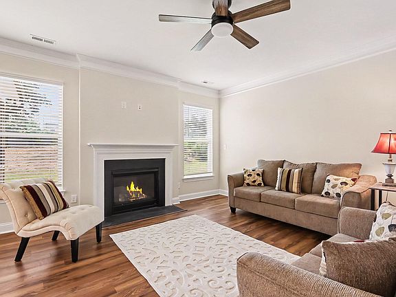 3rd image of 90 Bourne Dr