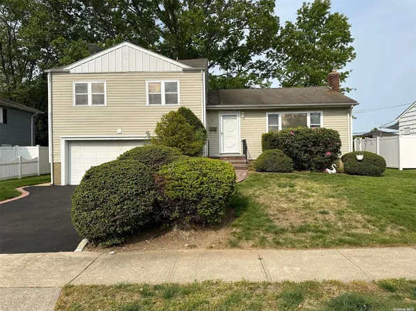 31 Cranberry Lane, Plainview, NY 11803
