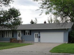 604 3rd St SE, Hillsboro, ND 58045