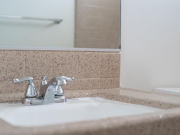 3rd image of 819 Ocean Park Blvd APT 4