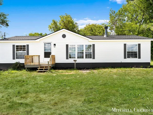 7110 W 44th St, Fremont, MI 49412