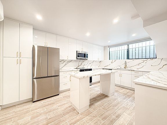4th image of 1035 N Hayworth Ave #100A