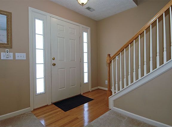 Foyer w/hardwood flooring