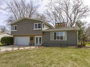 4204 Crestview Dr, Cedar Falls, IA 50613