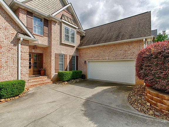 3rd image of 1906 Shady Hollow Ln
