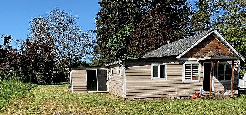 Private entry on bdrm (left)