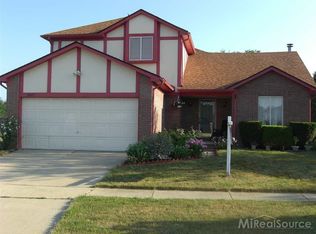 2067 Newburgh Dr, Troy, MI