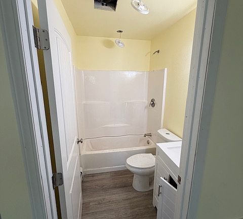 5th image of 3038 Victoria Cir #B