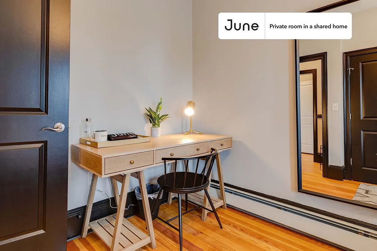 Queen bedroom in 4 bed/1.5 bath home in South Boston #194 3A — Photo 4