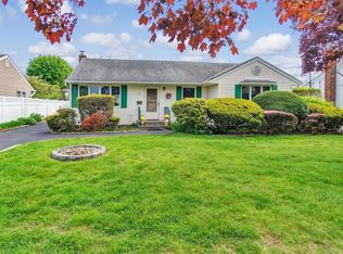 31 Coronet Cres, Bethpage, NY 11714