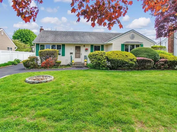 31 Coronet Crescent, Bethpage, NY 11714