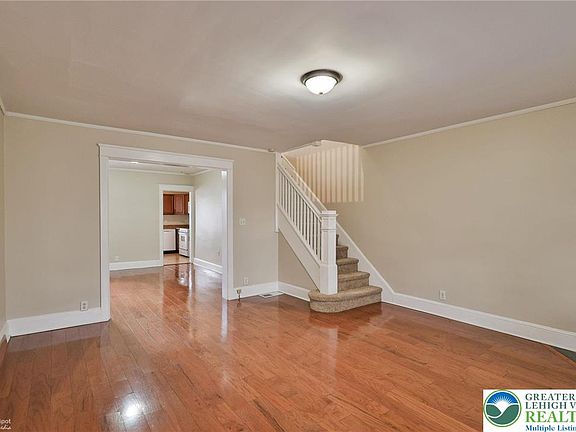 5th image of 721 Spring St