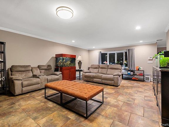 3rd image of 44 E End Avenue