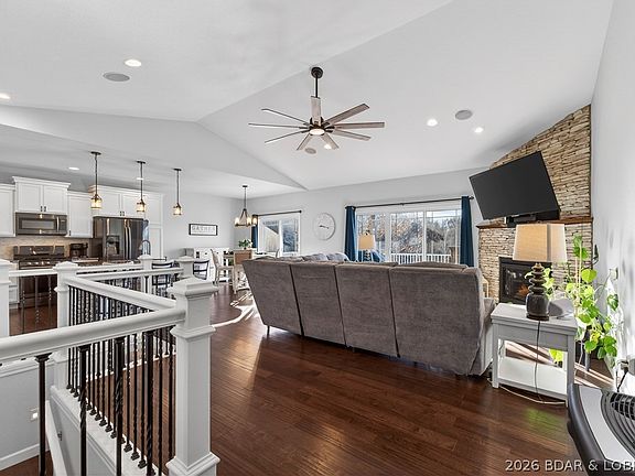 4th image of 926 Fontana Ln