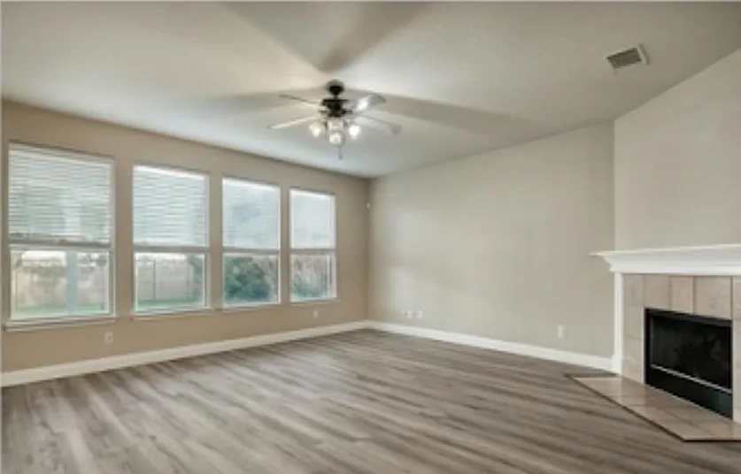 4 bed, 2.5 bath, 2402 sqft, $2,195 — Photo 4