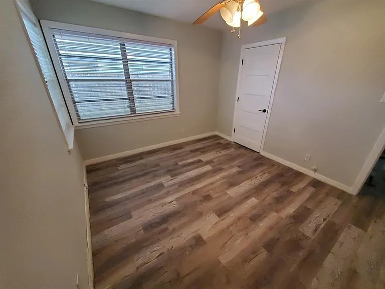 4511 Avenue R 1/2 — Photo 10