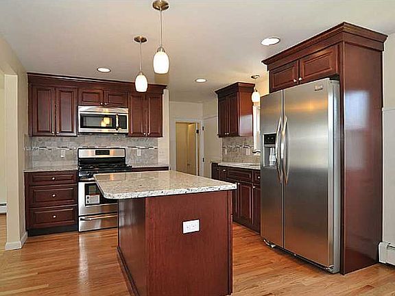 4th image of 76 Lake Garden Dr