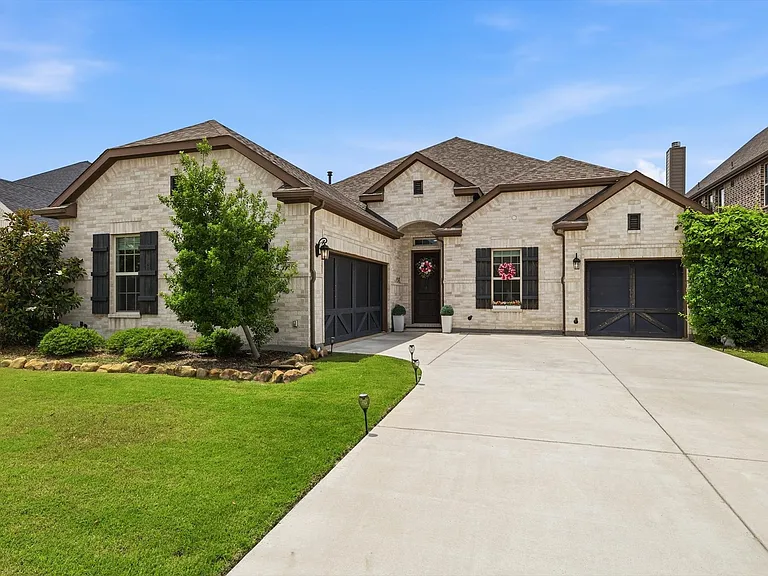 616 Lake Cove Dr — Photo 2