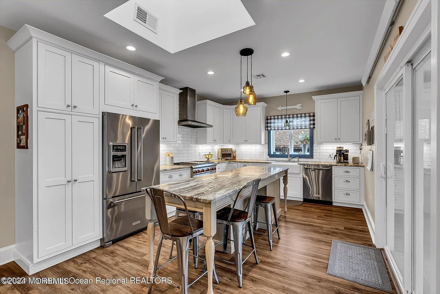 4 bed, 2.5 bath, 2226 sqft, $2,500 — Photo 2