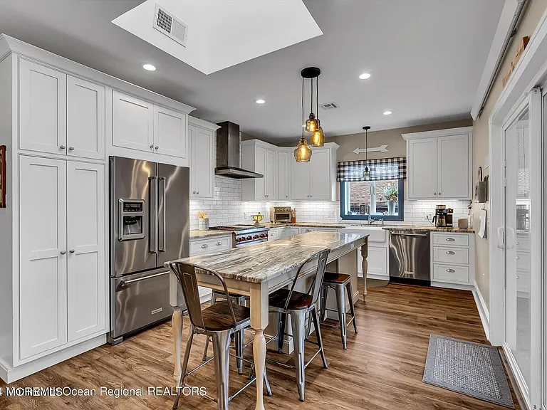 515 Monmouth Rd — Photo 2