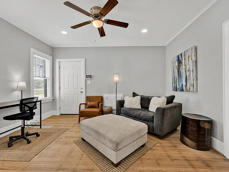 1003 W Cypress Ave — Photo 5