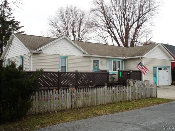 111 Washington Pl, Sackets Harbor, NY 13685