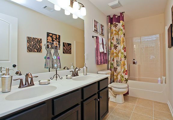 The Abriel full Bath 1