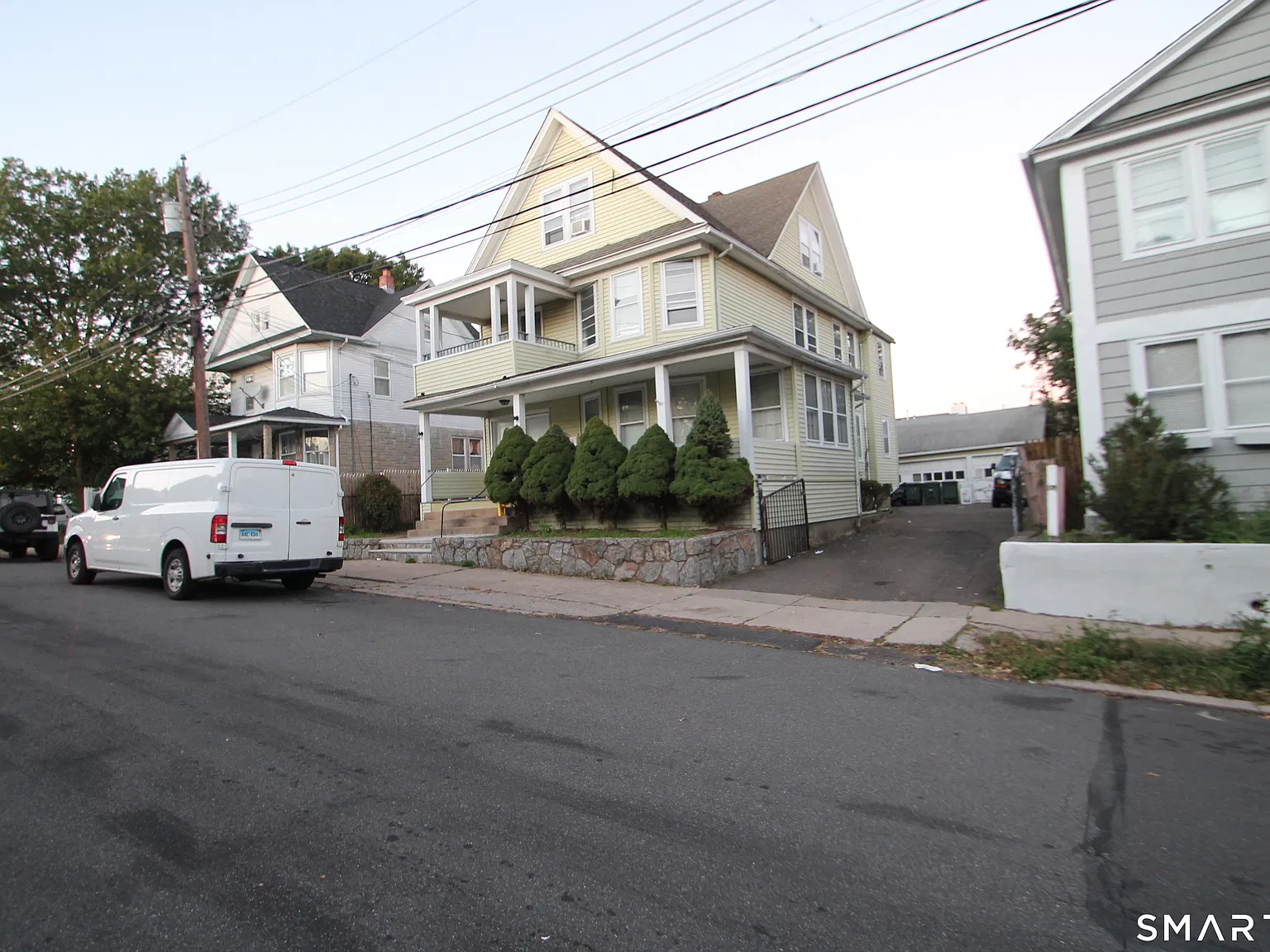 3 bed, 1.0 bath, 1003 sqft, $2,000 — Photo 1