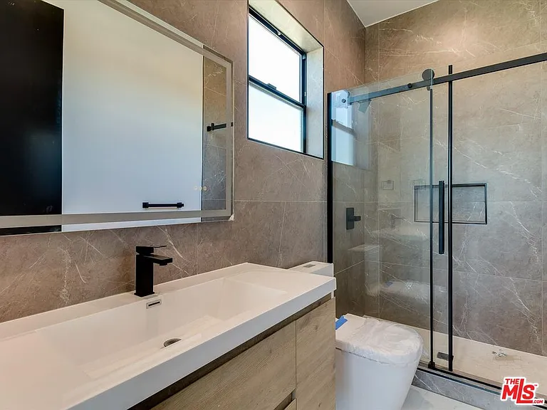 2817 S Redondo Blvd — Photo 19