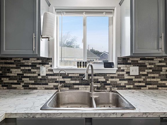 5th image of 720 Aiken Cir