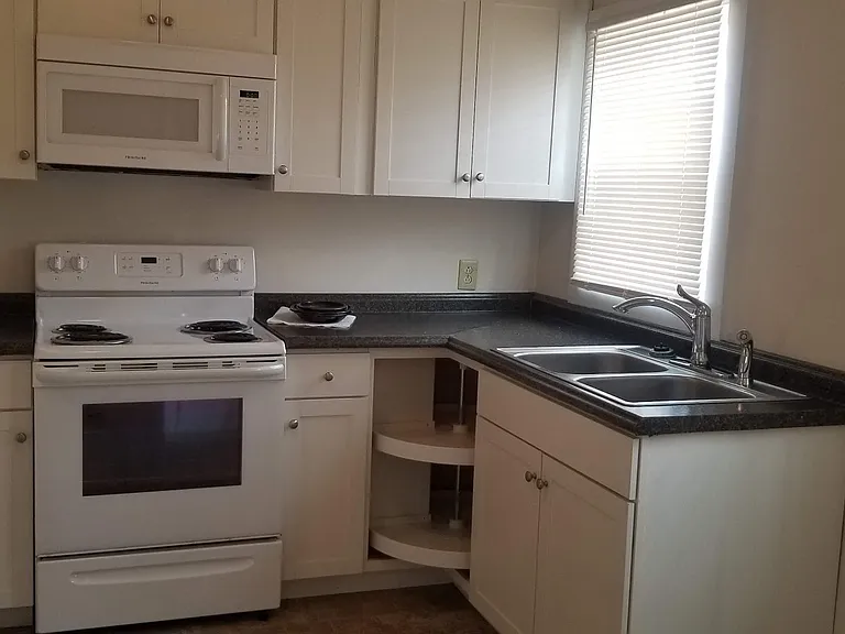 501 Moncure Ave — Photo 2