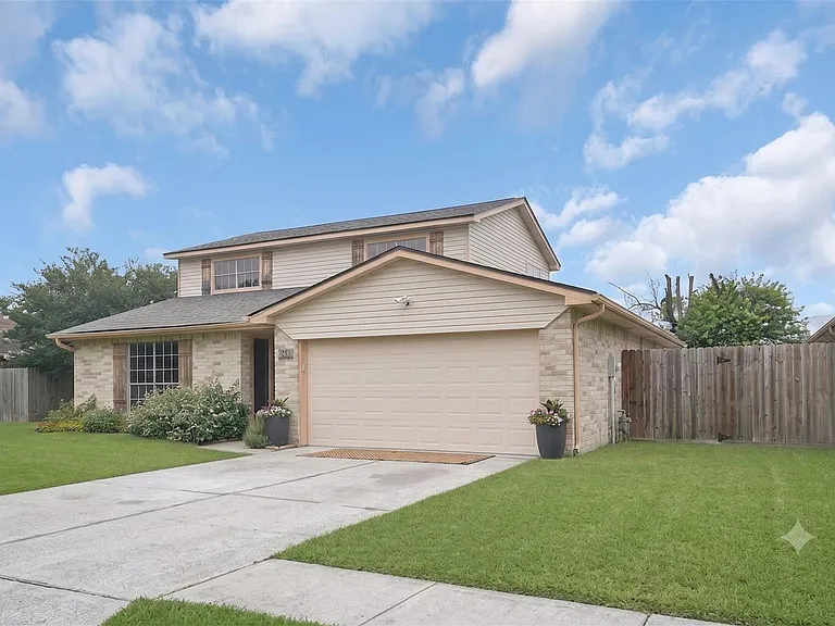 302 Morningside Dr — Photo 2