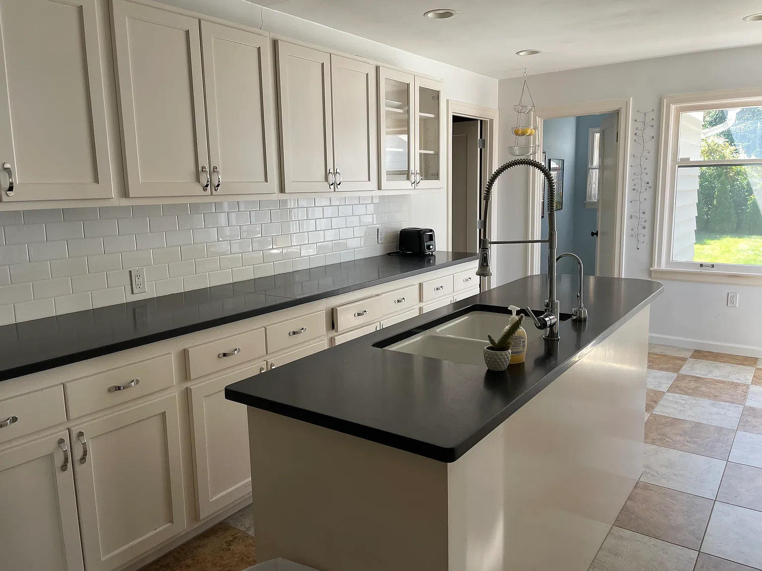 3 bed, 2.5 bath, 2714 sqft, $2,300 — Photo 3