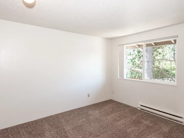 Hallmark Apartments — Photo 12