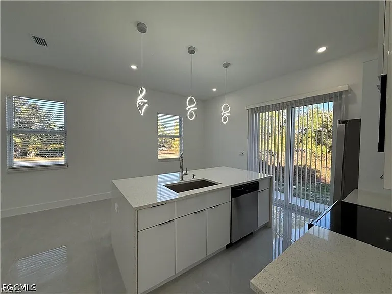 207 W 15th St — Photo 16