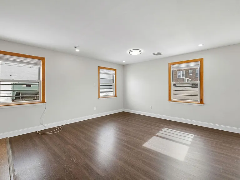 227 Franklin Ave #2 — Photo 7