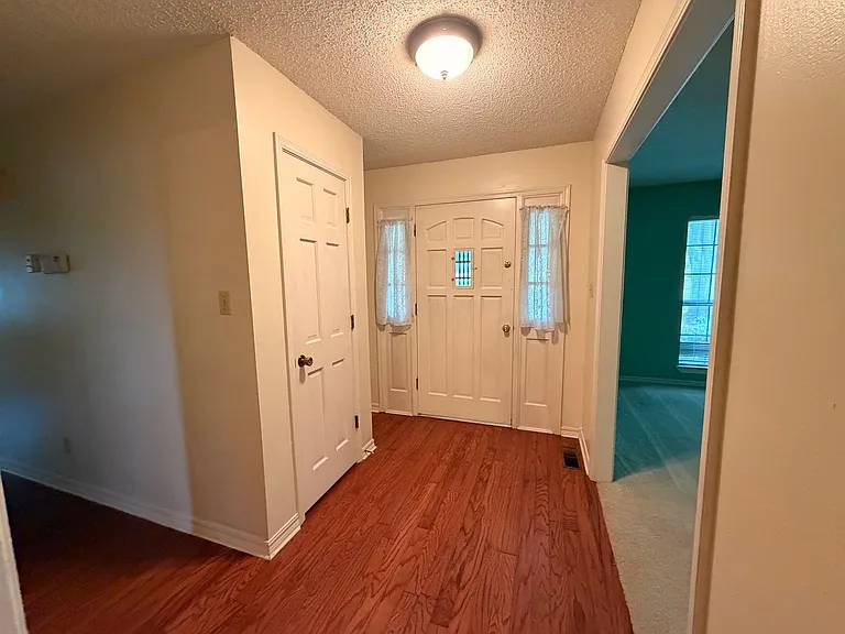 319 Tanglewood Dr — Photo 2