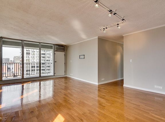 4th image of 1960 N Lincoln Park West St #1003