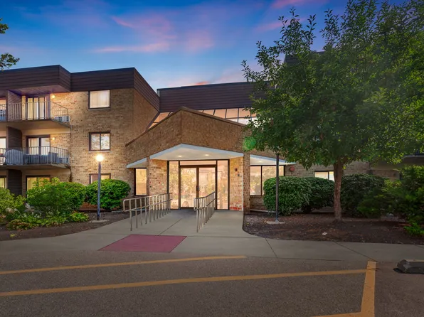 5600 Astor Ln Unit 103, Rolling Meadows, IL 60008