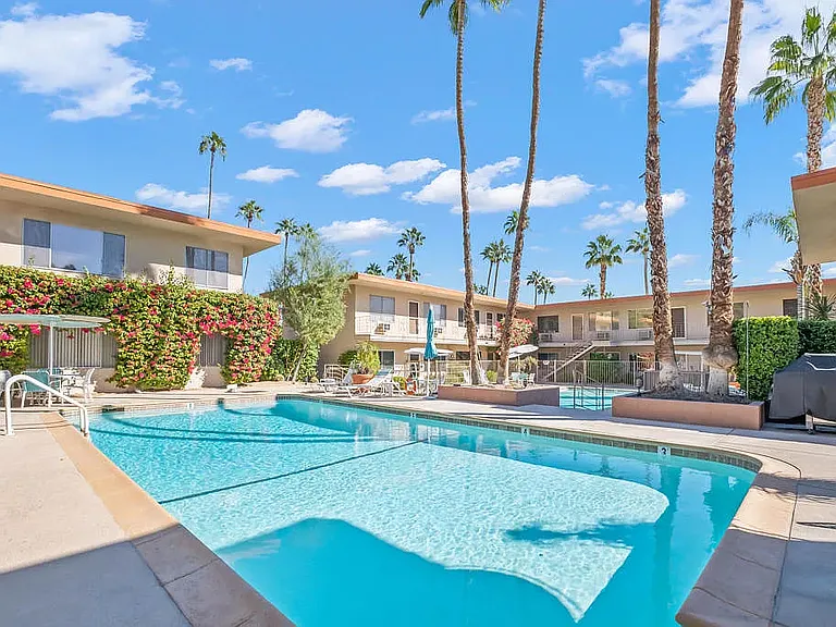 2 pools! 1 spa!