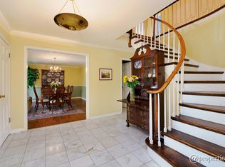 235 Sunset Dr, Northfield, IL