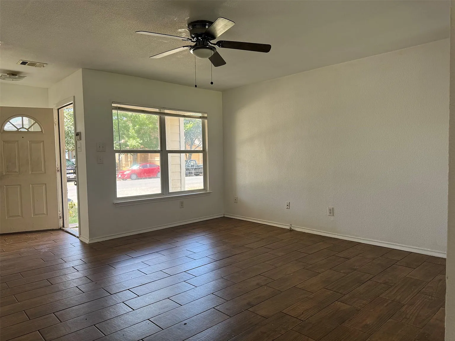 3 bed, 2.5 bath, 1497 sqft, $1,795 — Photo 2
