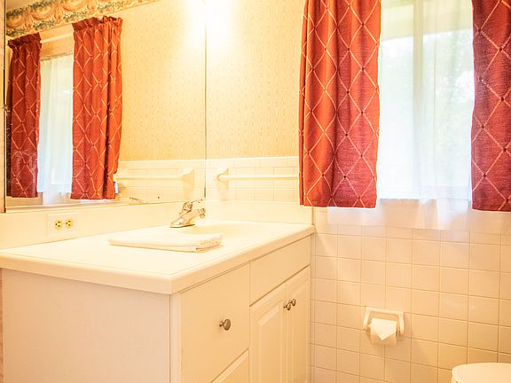 Master bath in white 
