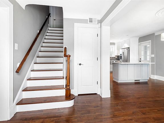 2nd image of 4 Nassau Dr
